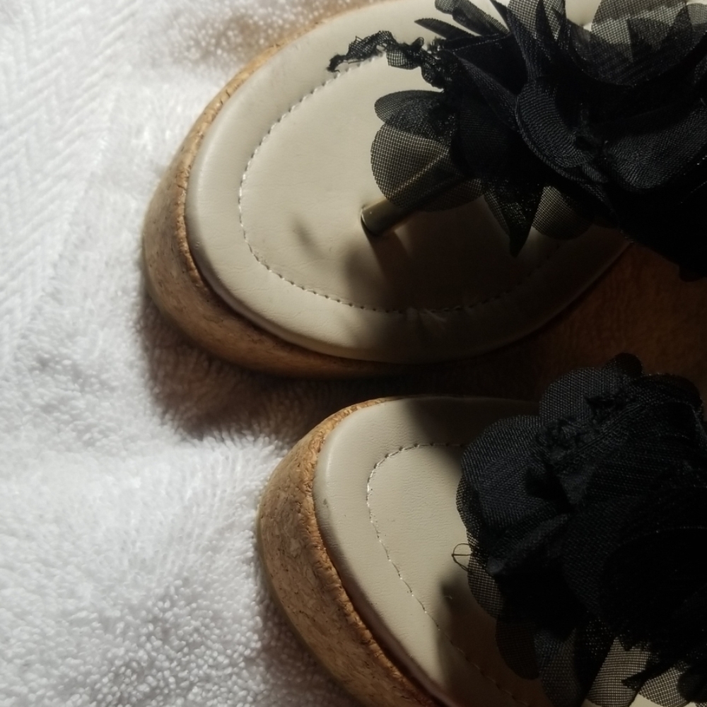 Black multi flower wedge